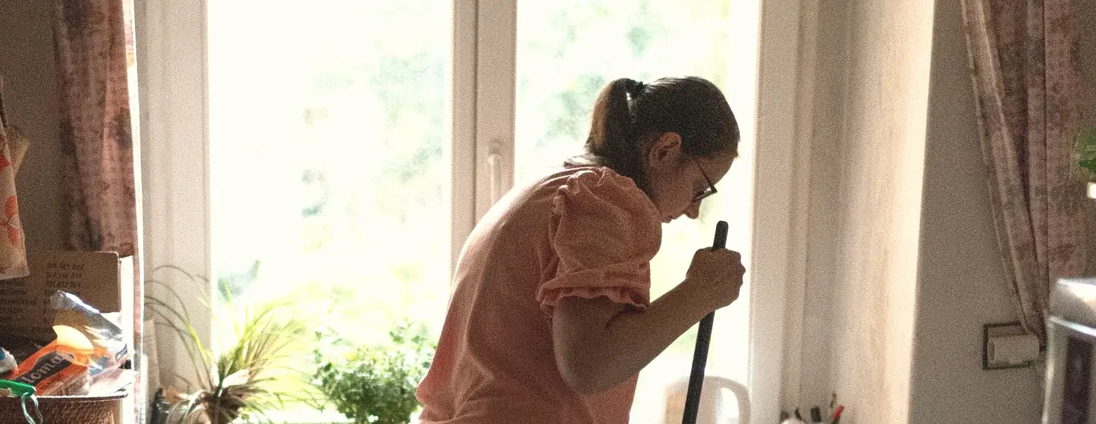Entretien du logement à la lumière d’une fenêtre