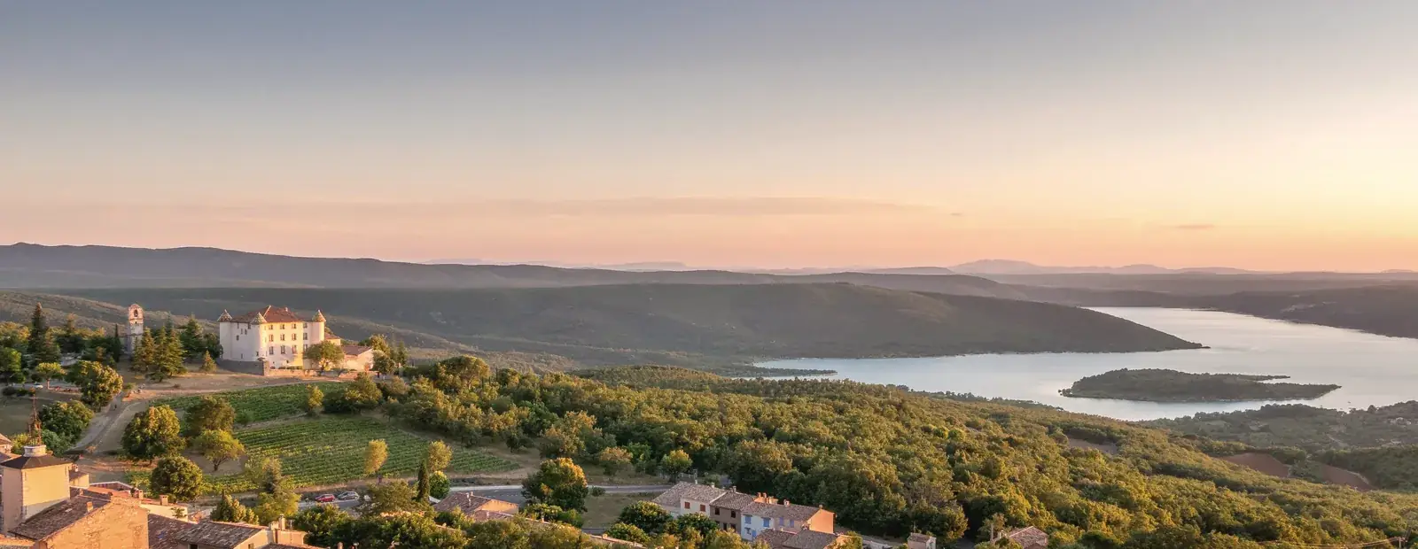 Village provençal au coucher du soleil