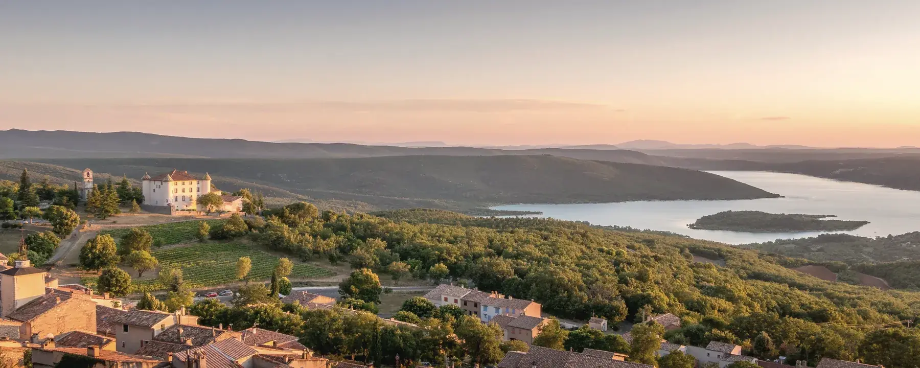 Village provençal au coucher du soleil, secteur desservi par Luciole Services