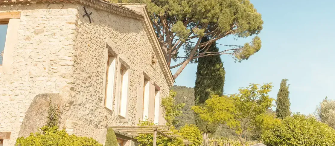 Mas provençal et cyprès, dans le secteur desservi par Luciole Services